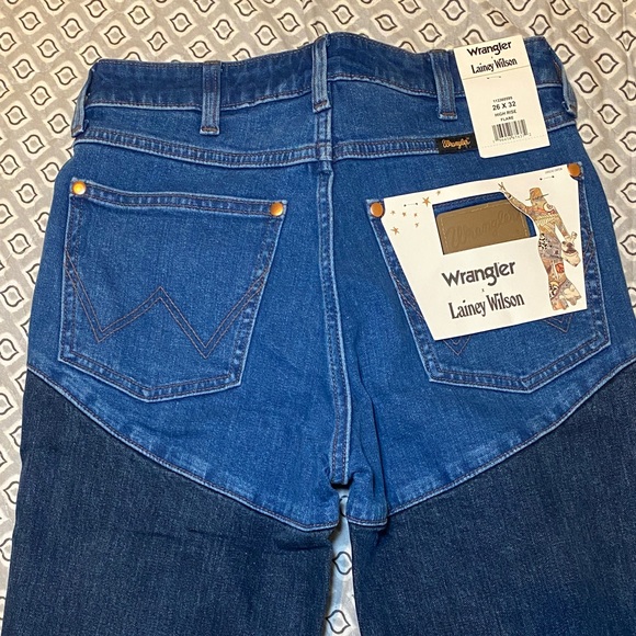 Wrangler High Rise Two-Tone Blue Jeans - Picture 4 of 5
